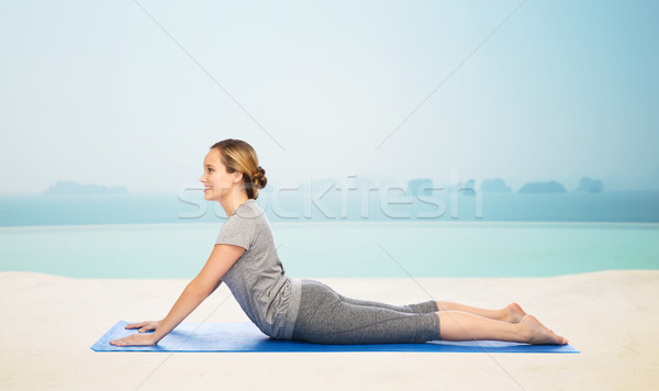 Mujer yoga perro plantean fitness Foto stock © dolgachov