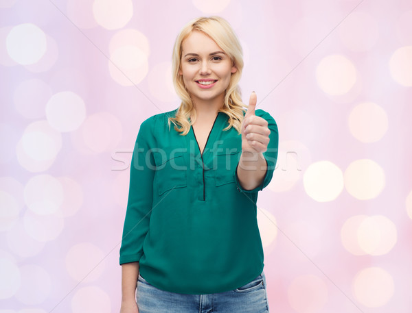 Glimlachend jonge vrouw shirt tonen vrouwelijke Stockfoto © dolgachov