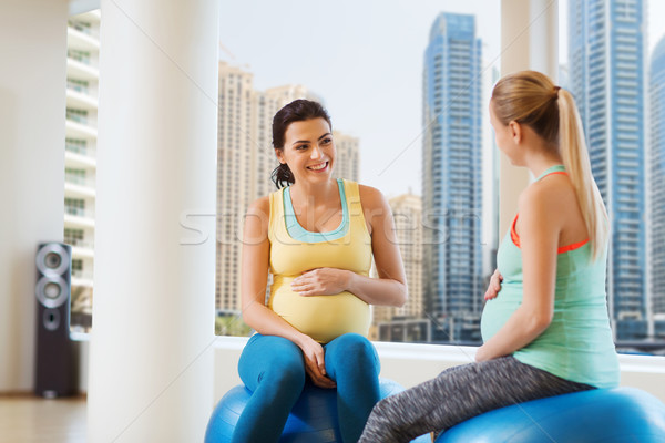 Stockfoto: Twee · gelukkig · zwangere · vrouwen · vergadering