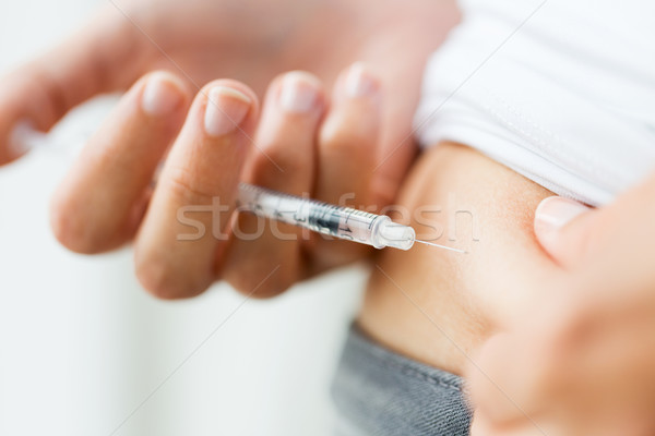 Mulher seringa insulina injeção medicina Foto stock © dolgachov