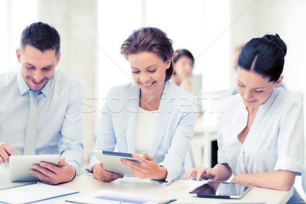 Foto stock: Equipe · de · negócios · trabalhando · comprimido · escritório · sorridente · negócio