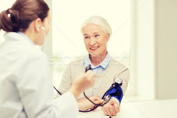 Stockfoto: Arts · senior · vrouw · ziekenhuis · geneeskunde · leeftijd