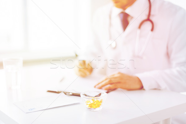 [[stock_photo]]: Médecin · de · sexe · masculin · capsules · écrit · ordonnance · papier