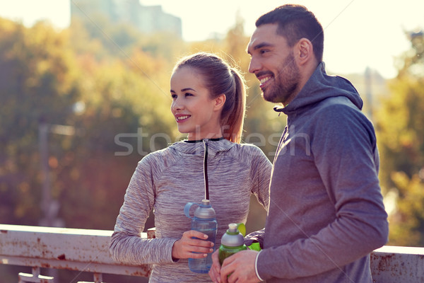 Foto d'archivio: Sorridere · Coppia · bottiglie · acqua · esterna · fitness