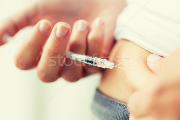 Mujer jeringa insulina inyección medicina Foto stock © dolgachov