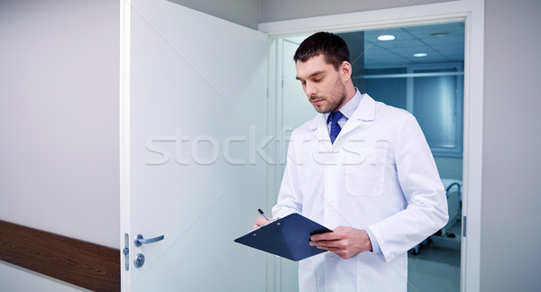 [[stock_photo]]: Médecin · presse-papiers · hôpital · clinique · profession · personnes