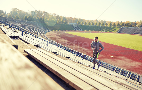 Foto stock: Feliz · joven · ejecutando · arriba · estadio · fitness