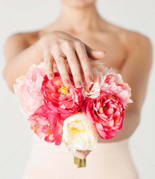 Menyasszony virágcsokor virágok jegygyűrű közelkép lány Stock fotó © dolgachov