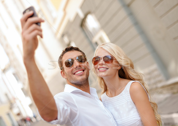 Uśmiechnięty para smartphone miasta lata wakacje Zdjęcia stock © dolgachov