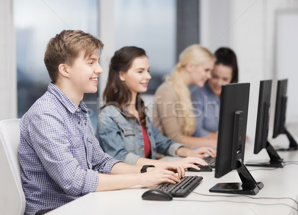 Öğrenciler bakıyor bilgisayar monitörü okul eğitim teknoloji Stok fotoğraf © dolgachov