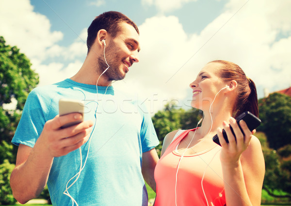 Zwei lächelnd Menschen Smartphones Freien Fitness Stock foto © dolgachov