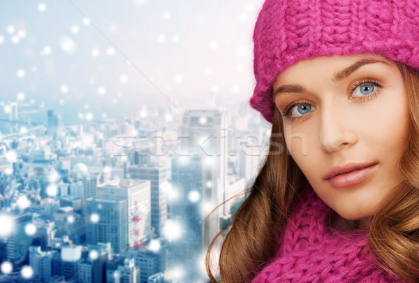 Uśmiechnięty młoda kobieta zimą ubrania szczęścia Zdjęcia stock © dolgachov