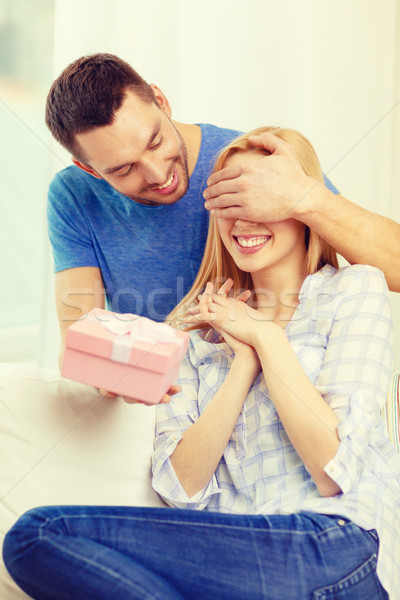 笑みを浮かべて 男 ガールフレンド 現在 愛 休日 ストックフォト © dolgachov
