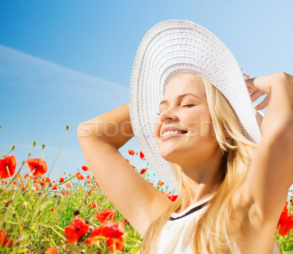 Glimlachend jonge vrouw strohoed poppy veld geluk Stockfoto © dolgachov