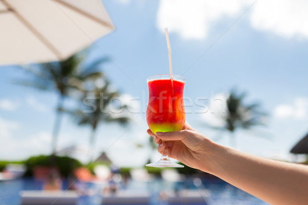 Hand glas cocktail vakantie Stockfoto © dolgachov