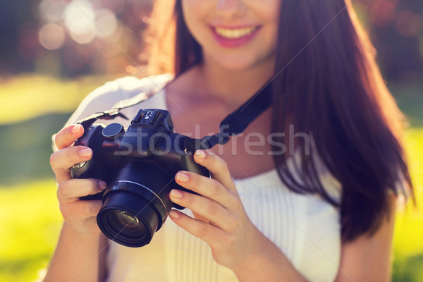 Młoda dziewczyna Fotografia kamery odkryty życia Zdjęcia stock © dolgachov