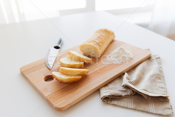 Közelkép fehér kenyér francia kenyér kés étel diéta Stock fotó © dolgachov