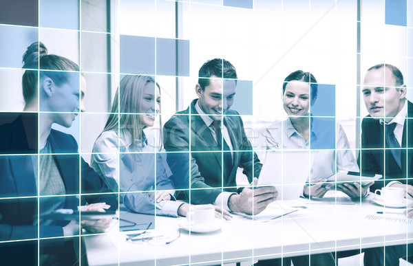 Echipa de afaceri discuţie afaceri tehnologie birou Imagine de stoc © dolgachov