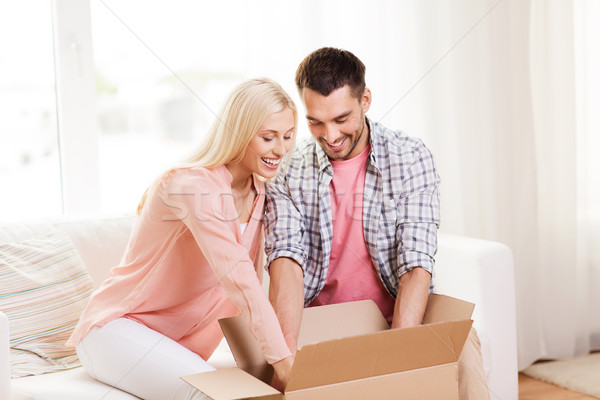 Feliz Pareja paquete cuadro casa personas Foto stock © dolgachov