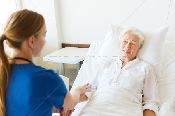 Arts verpleegkundige senior vrouw ziekenhuis geneeskunde Stockfoto © dolgachov