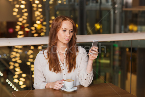 Kobieta smartphone kawy restauracji wypoczynku technologii Zdjęcia stock © dolgachov