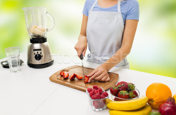 Közelkép nő tapsolás eper otthon egészséges étkezés Stock fotó © dolgachov