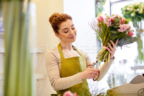 Mosolyog virágárus nő készít köteg virágüzlet Stock fotó © dolgachov