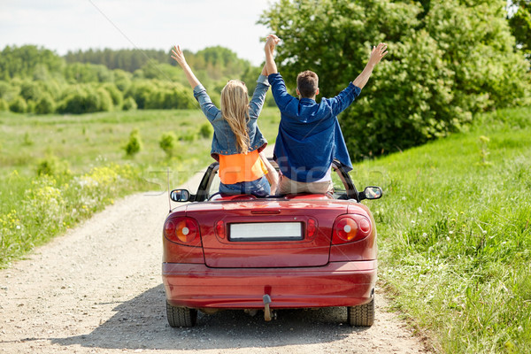 Szczęśliwy znajomych jazdy kabriolet samochodu kraju Zdjęcia stock © dolgachov