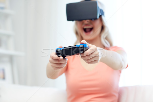Femeie virtual realitate setul cu cască 3D tehnologie Imagine de stoc © dolgachov