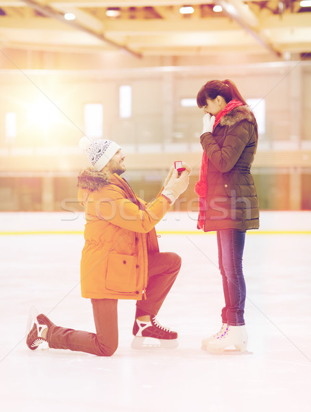 Gelukkig paar trouwring schaatsen mensen Stockfoto © dolgachov