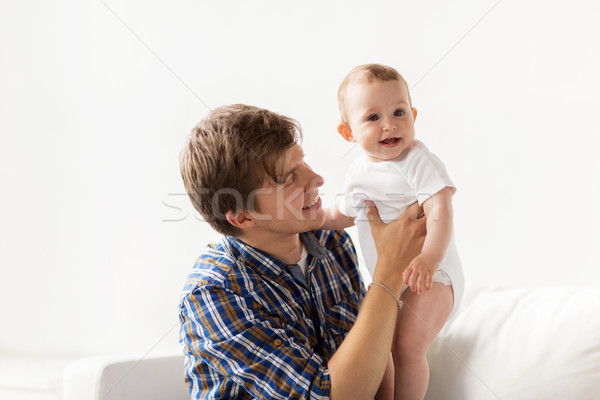 Boldog fiatal apa kicsi baba otthon Stock fotó © dolgachov