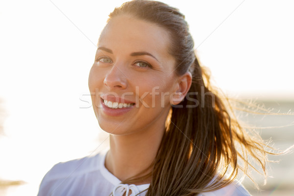 Szczęśliwy uśmiechnięty młoda kobieta twarz odkryty ludzi Zdjęcia stock © dolgachov