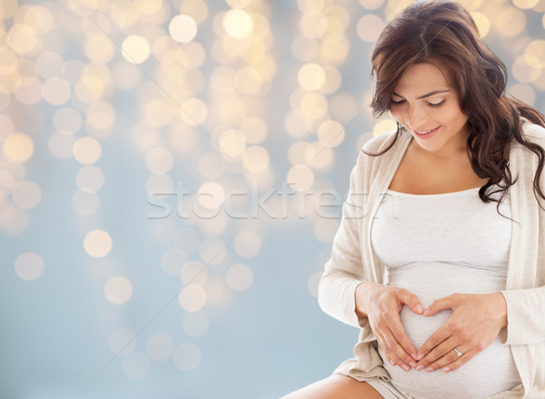 Foto stock: Feliz · mulher · grávida · coração · gesto · cama