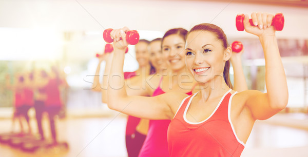 Grup zâmbitor persoanele care lucrează afara gantere fitness Imagine de stoc © dolgachov
