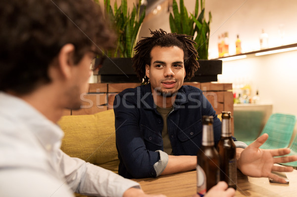 Stock foto: Glücklich · männlich · Freunde · trinken · Bier · bar