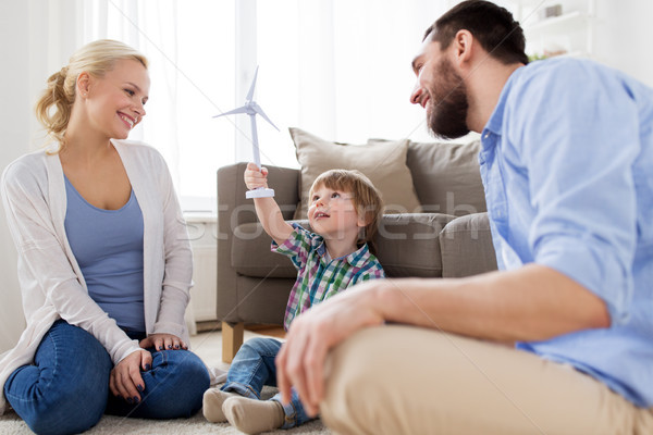 幸福的家庭 播放 玩具 風力發電機組 家庭 可再生能源 商業照片 © dolgachov