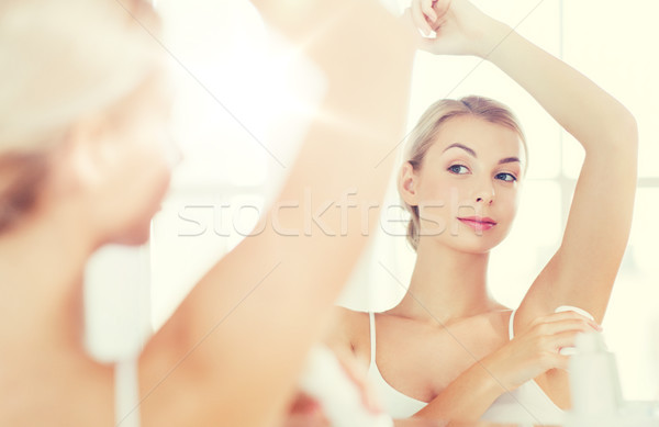 Donna deodorante bagno bellezza igiene mattina Foto d'archivio © dolgachov