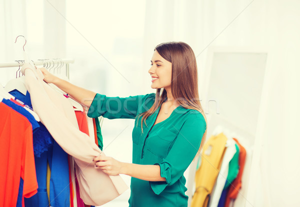 Gelukkig vrouw kiezen kleding home garderobe Stockfoto © dolgachov
