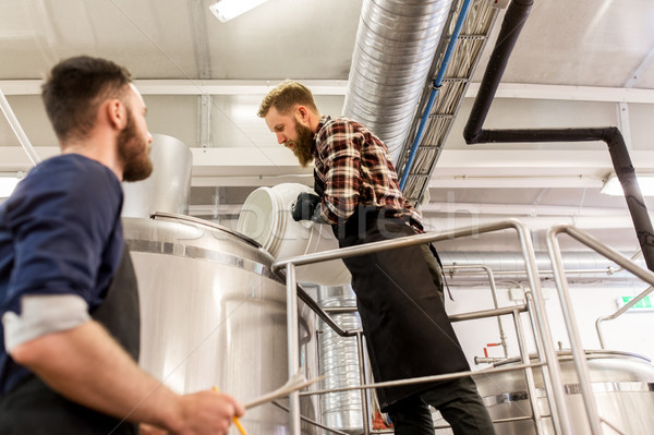 Bărbaţi lucru fabrica de bere bere plantă oameni de afaceri Imagine de stoc © dolgachov