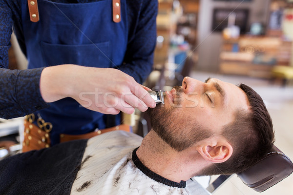 Férfi fodrász körülvágó vág szakáll szalon Stock fotó © dolgachov