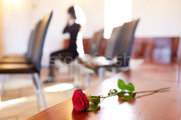 Foto stock: Rosas · vermelhas · mulher · choro · funeral · igreja · pessoas