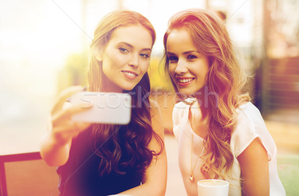 Stock foto: Glücklich · Frauen · Smartphone · Aufnahme · Kaffeehaus · Technologie