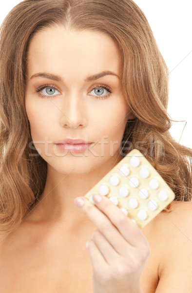 Młodych piękna kobieta pigułki zdjęcie kobieta medycznych Zdjęcia stock © dolgachov