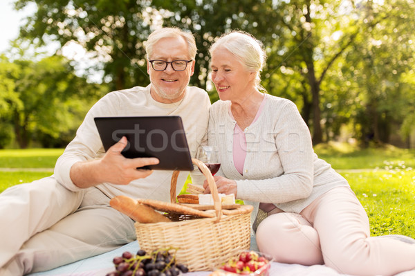 Heureux couple de personnes âgées pique-nique été parc [[stock_photo]] © dolgachov