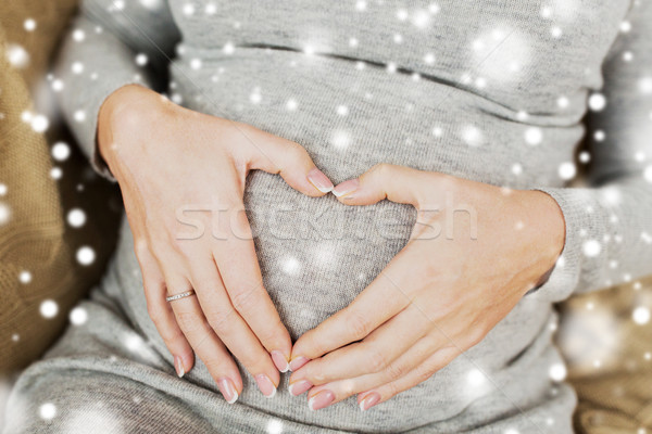 Foto stock: Mulher · grávida · coração · gesto · barriga · gravidez