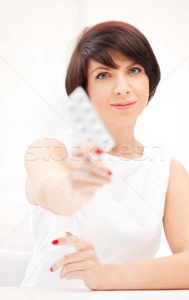 Jonge mooie vrouw pillen foto vrouw medische Stockfoto © dolgachov