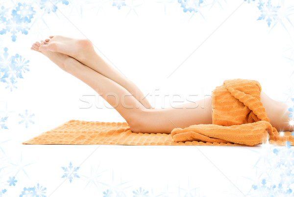 Gambe lunghe signora arancione asciugamano fiocchi di neve Foto d'archivio © dolgachov