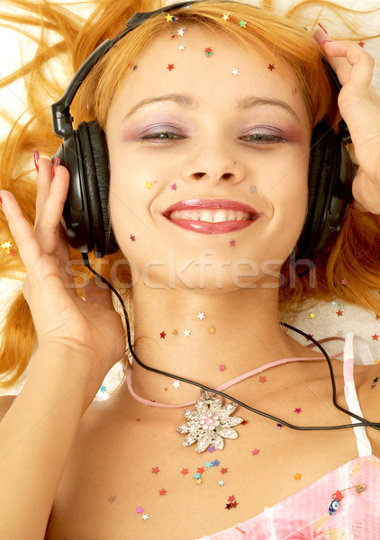 Muziek afbeelding glimlachend luisteren vrouw Stockfoto © dolgachov