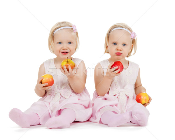 Kettő azonos iker lányok játszik almák Stock fotó © dolgachov