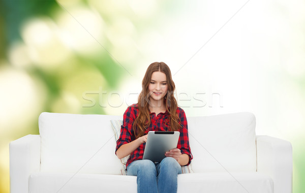 Tinilány ül kanapé táblagép otthon szabadidő Stock fotó © dolgachov